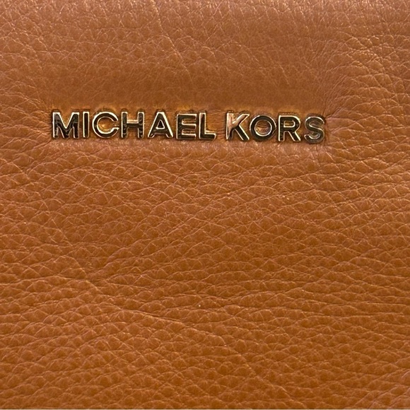 Michael Kors Brown Shoulder Bag with Elegant Design - Picture 2 of 11